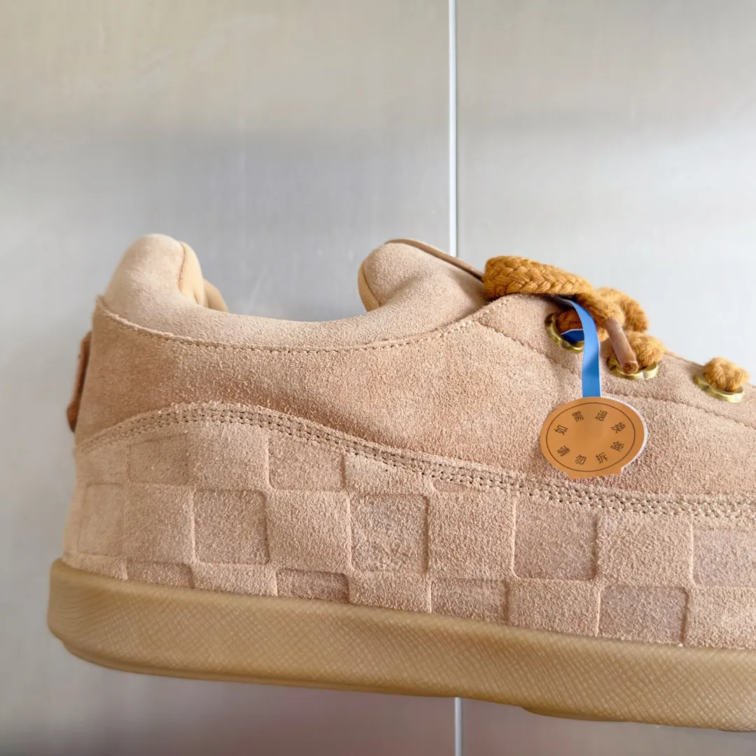 [L Family x Ingo joint model] Top P: 820💰 ▪️Size: Women's 35-40 (customized at 41.42 for women). Men's 39-44 (customized at 38.45.46) LV x Ingo joint model Top version Fatty Forrest Gump shoes Thick sole Couple model Casual sports shoes Original purchase and development Production LV Yeti lace-up shoes from LV Yeti The series combines Japanese "small feet" fashion aesthetics with classic Louis Vuitton elements in avant-garde strokes, subtly paying tribute to the traditional Japanese culture of taking off shoes when entering the house. The suede cow leather is partially embossed with Nigo's reinterpreted Damier pattern, and the comfortable casual shoe configuration highlights street style. Exquisite packaging at the delivery counter🛍📦 ▪️Fabric: Original imported first-layer cowhide ▪️Inner lining: Original custom-made breathable mesh ▪️Sole: Original molded non-slip TPU material ▪️Sole thickness: 5CM